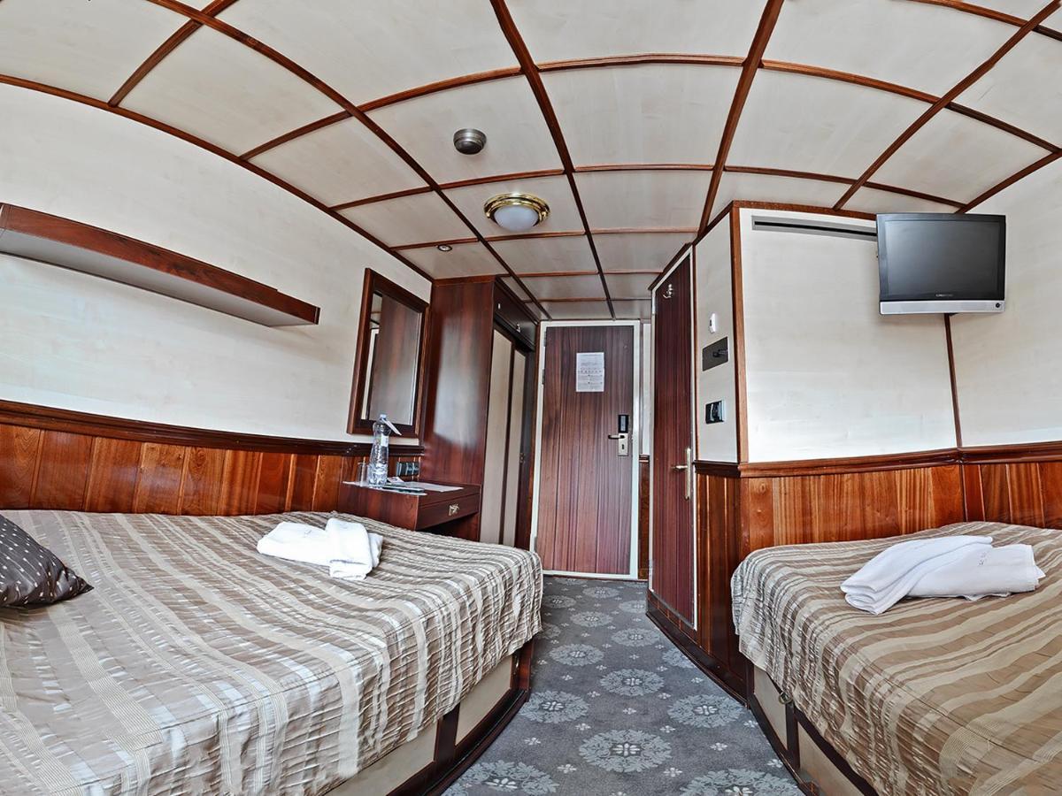 Florentina Boat Prague Exterior photo