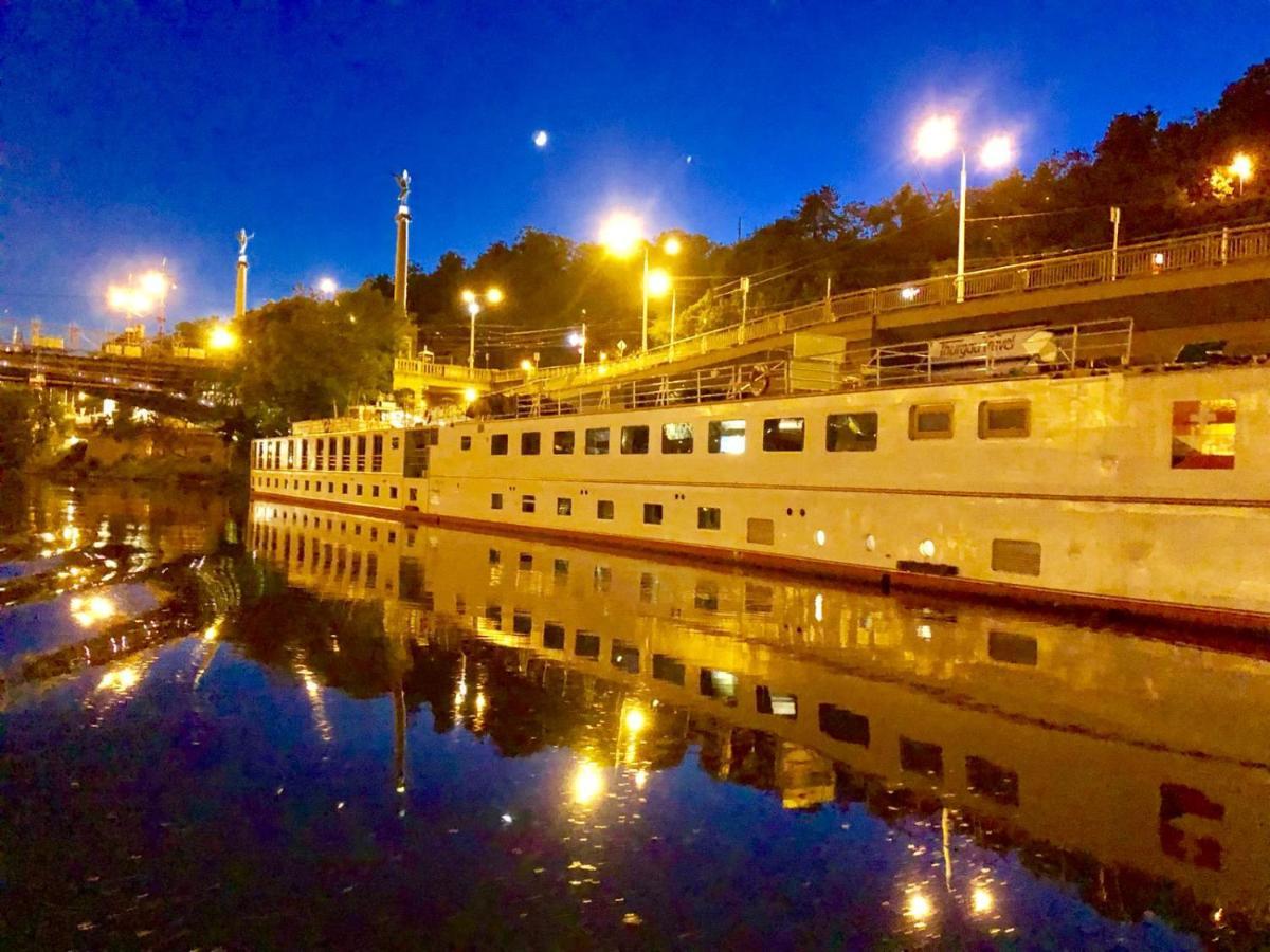 Florentina Boat Prague Exterior photo